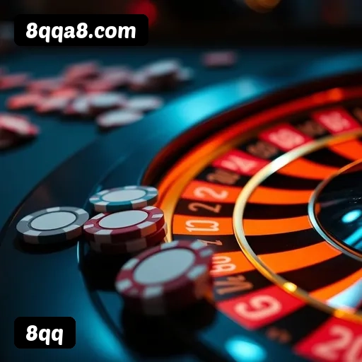 App 8qq para iOS e Android — interface mobile, login biométrico e PIX integrado